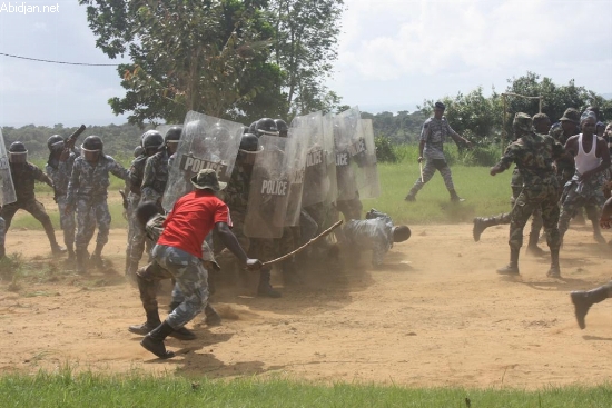 Côte d`Ivoire/armes: assouplir l`embargo